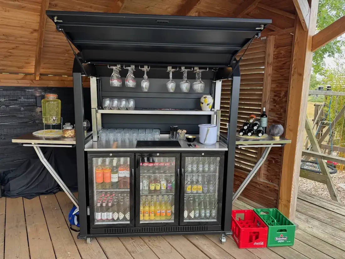 De mobiele bar van De Barmannen, ingericht en klaar