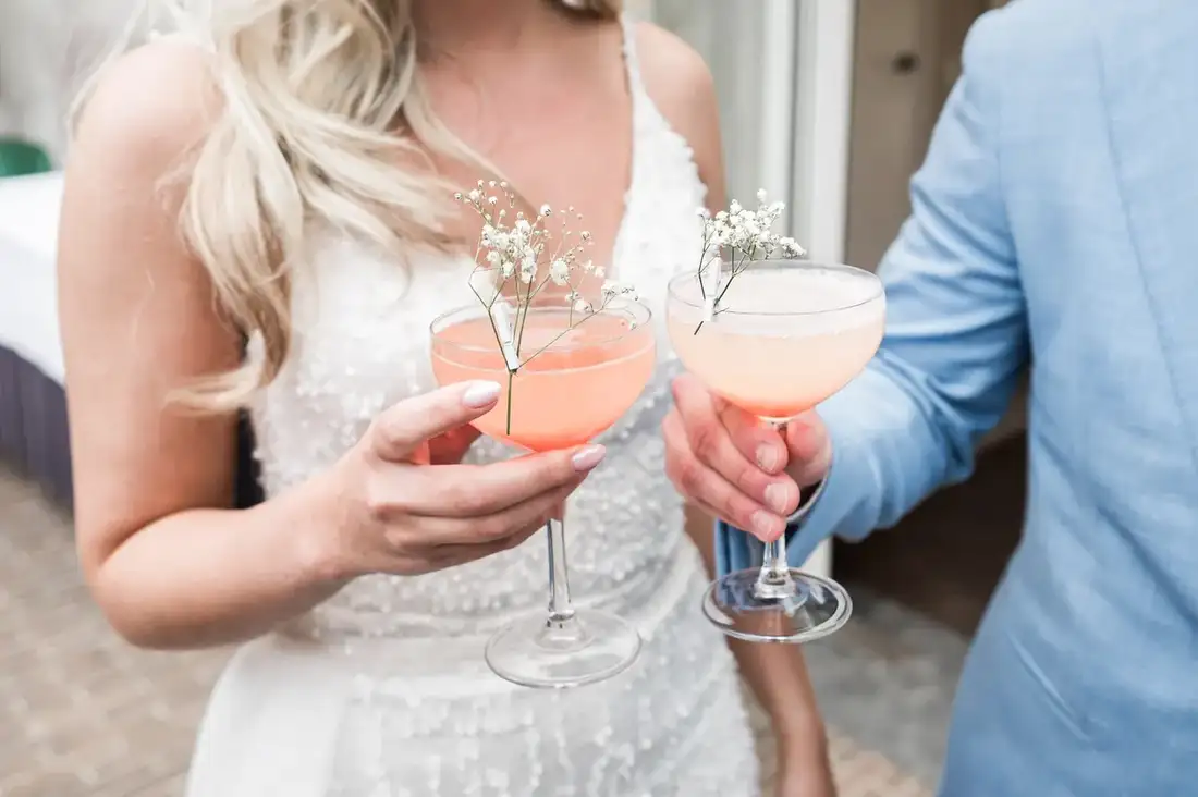 Gasten met een drankje bij de bar